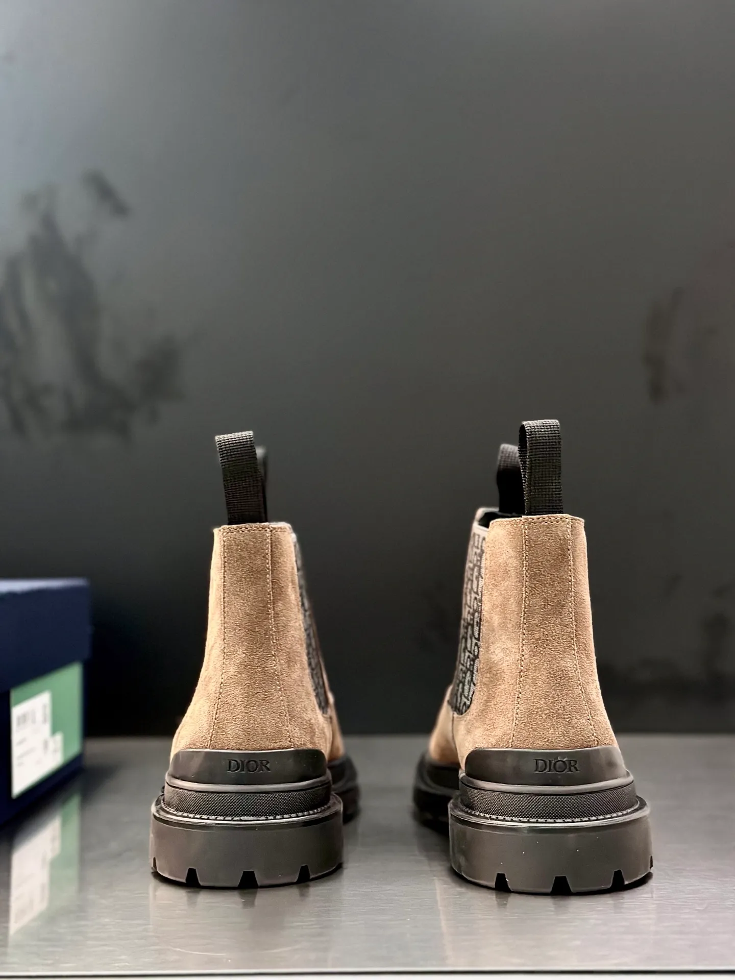 Men's shoes 💰920 Dior Dior high-top sneakers, top-quality goods produced in Dongguan, show version, leading counter trial style, Nappa cowhide material, light and breathable, soft and comfortable, easier to put on and take off, calfskin leather edging, distinctive sports style, genuine leather tongue Dior letter badge, showing the brand style, lightweight embossed pattern rubber sole, light and genuine leather feet, with original packaging Size: 39-40-41-42-43-44 (45, 46 customized) leather shoe size
